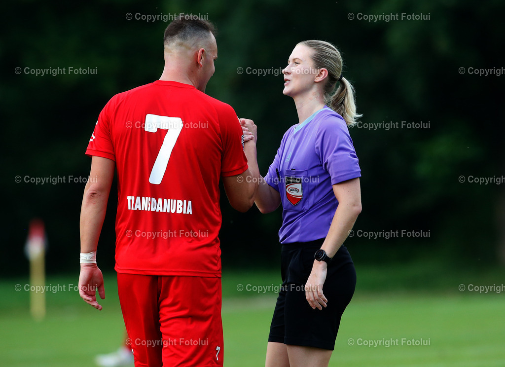 A_LUI_16082025_39 | SPORT,FUSSBALL,LT1 OOE LIGA ASKOE OEDT 1B-SPG ALGENMAX PREGARTEN 16.08.2025 IM BILD:NENAD VIDACKOVIC  (OEDT 1B) UND SCHIEDSRICHTERIN LISANHAUNSCHMID FOTO :FOTOLUI