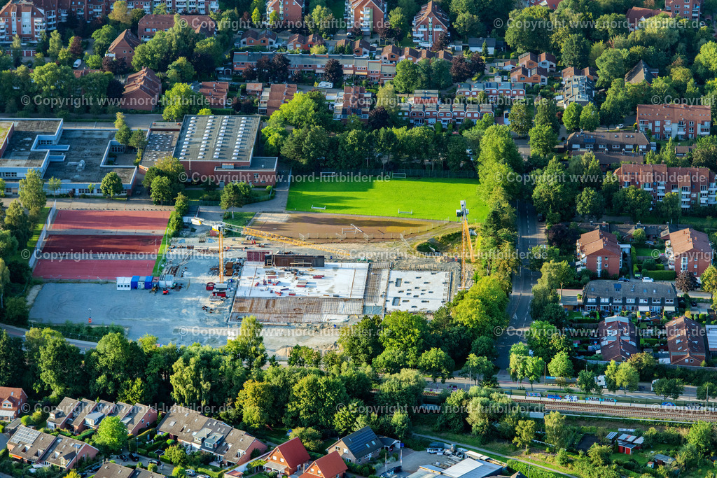 Buxtehude_Schulzentrum_Süd_Sporthallenbau_ELS_2981210823 | BUXTEHUDE 22.08.2023 Baustelle zum Neubau der Turn- und Sporthalle " Sporthalle Süd " beim Schulzentrum Süd in Buxtehude im Bundesland Niedersachsen, Deutschland. // Construction site for the new sports hall " Sports hall South " in Buxtehude in the state Lower Saxony, Germany. Foto: Martin Elsen