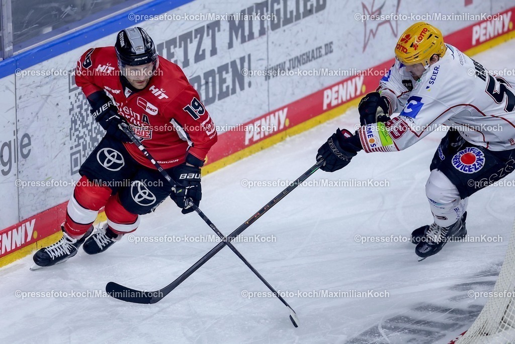 KEC24032501010 | 24.03.2025, Eishockey, DEL Play-offs, Kölner Haie - Fischtown Pinguins Bremerhaven, Viertelfinale Spiel 4, Lanxess-Arena Köln: Frederik Storm (Kölner Haie #19) im Zweikampf gegen Maxim Rausch (Fischtown Pinguins #53) 