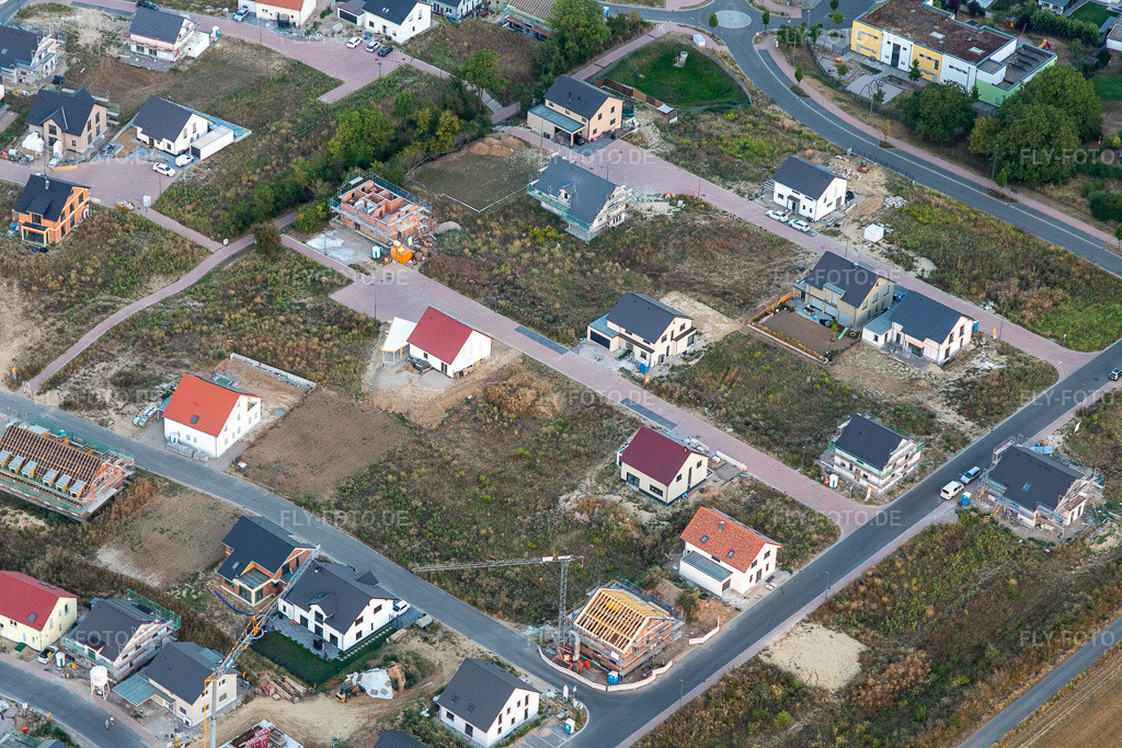 Luftbild: Neubaugebiet K2, Holunderweg in Kandel im Bundesland Rheinland-Pfalz in Deutschland. Foto: IMG_133877.jpg vom 16.08.2022 durch Werner Riehm/FLY-FOTO.de