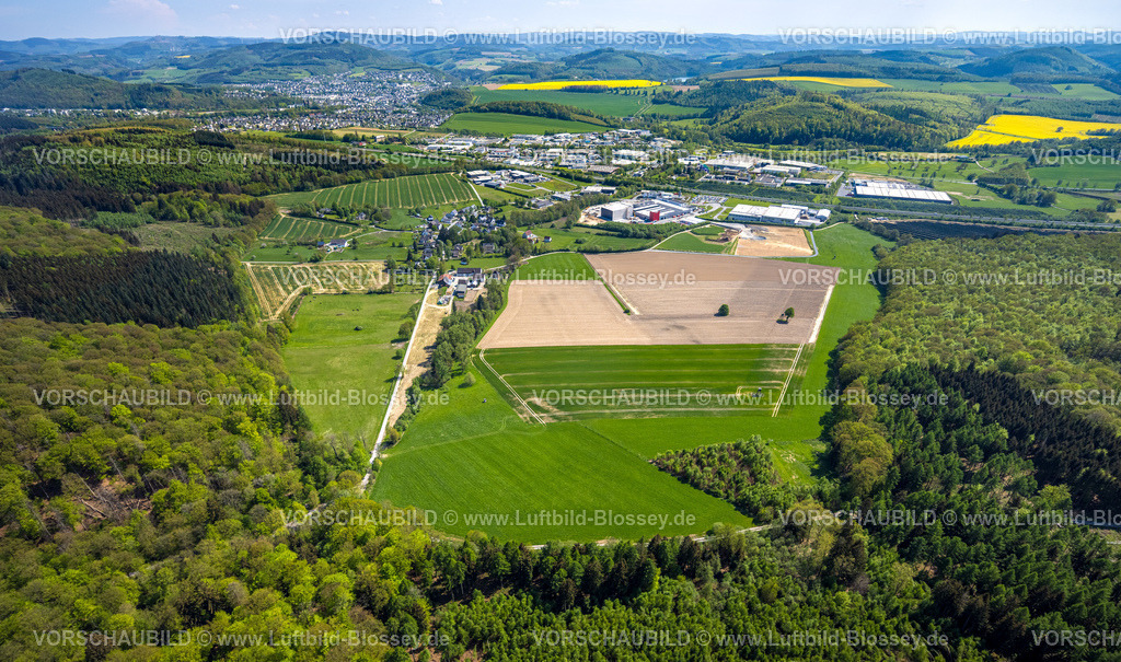 Meschede240506044 | Luftbild, Gewerbegebiet Enste mit Bürger-Solarpark
Fotovoltaik-Solarstromanlage, an der Autobahn A46, Hügellandschaft Waldgebiet, Enste, Meschede, Sauerland, Nordrhein-Westfalen, Deutschland