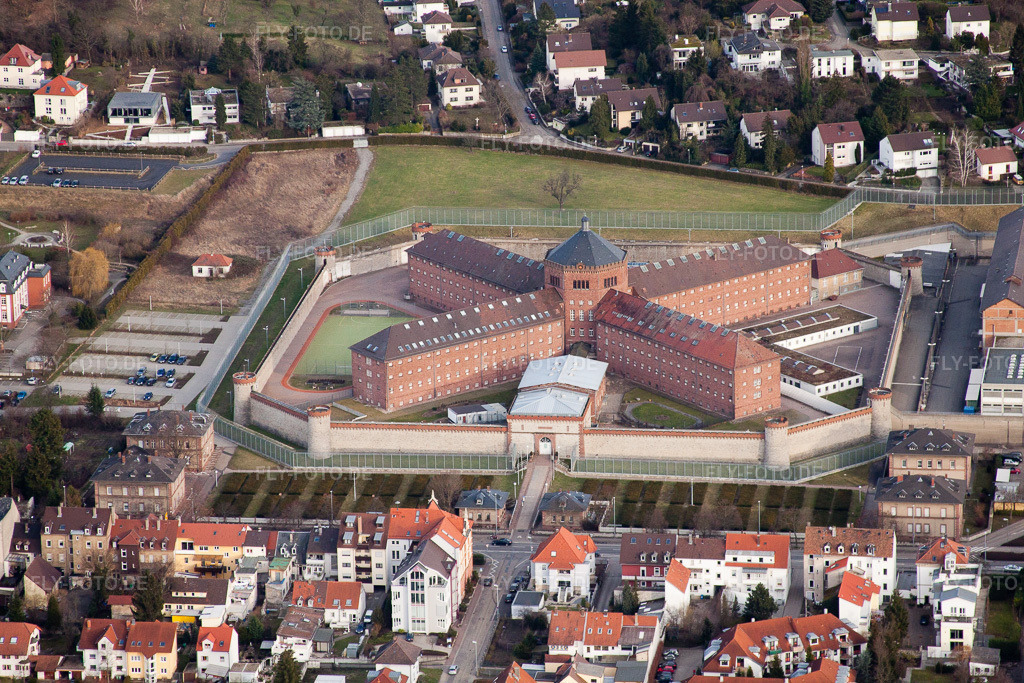 Luftbild: Gefängnis- Gelände und Sicherheitsumzäunung der Justizvollzugsanstalt Justizvollzugsanstalt Schönbornstraße im Ortsteil Untergrombach in Bruchsal im Bundesland Baden-Württemberg in Deutschland. Foto: IMG_24672.jpg vom 27.02.2010 durch Werner Riehm/FLY-FOTO.de