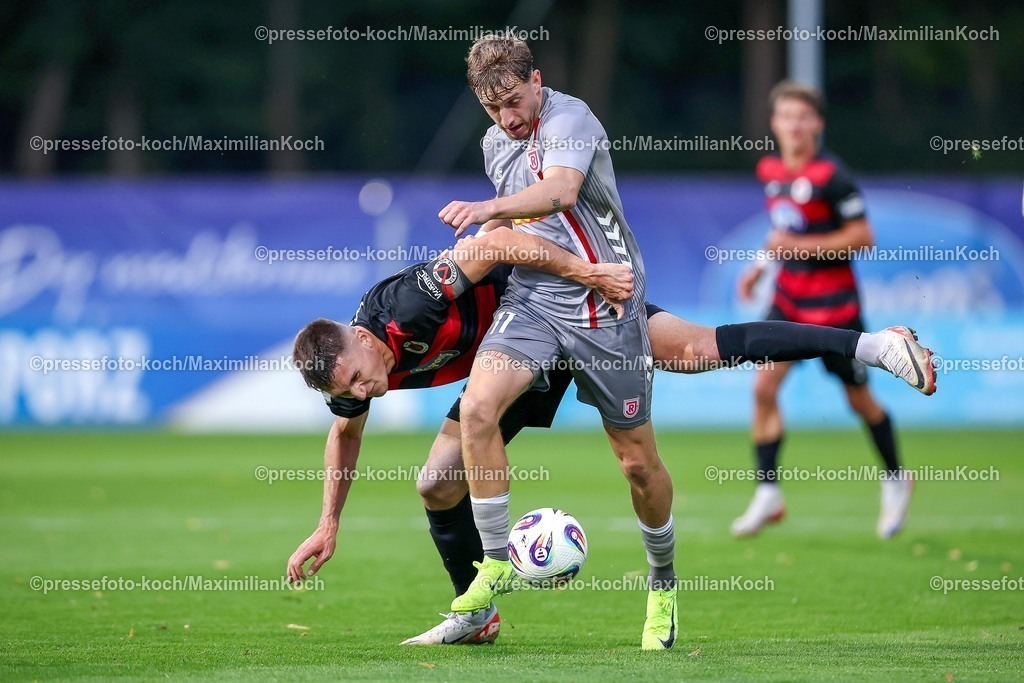 FCVK29082501041 | 29.08.2025, Fußball, FC Viktoria Köln – SSV Jahn Regensburg, 3.Liga, Sportpark Höhenberg, Saison 2025 2026: Christoph Greger&nbsp;(Viktoria Koeln #15) im Zweikampf gegen  Noel Eichinger&nbsp;(Jahn Regensburg #11)  DFB regulations prohibit any use of photographs as image sequences and or quasi-video.
