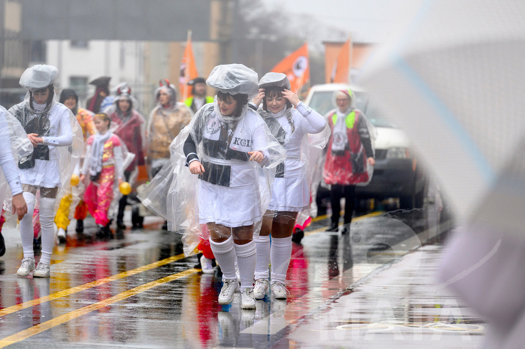 _DWA2346 | Trotz Nieselregen schlängelte sich der „Gaudiwurm“ am Sonntag durch die Nürnberger Innenstadt an tausenden Faschingsfans vorbei.  Nürnberg, 11.02.2024 - Realisiert mit Pictrs.com