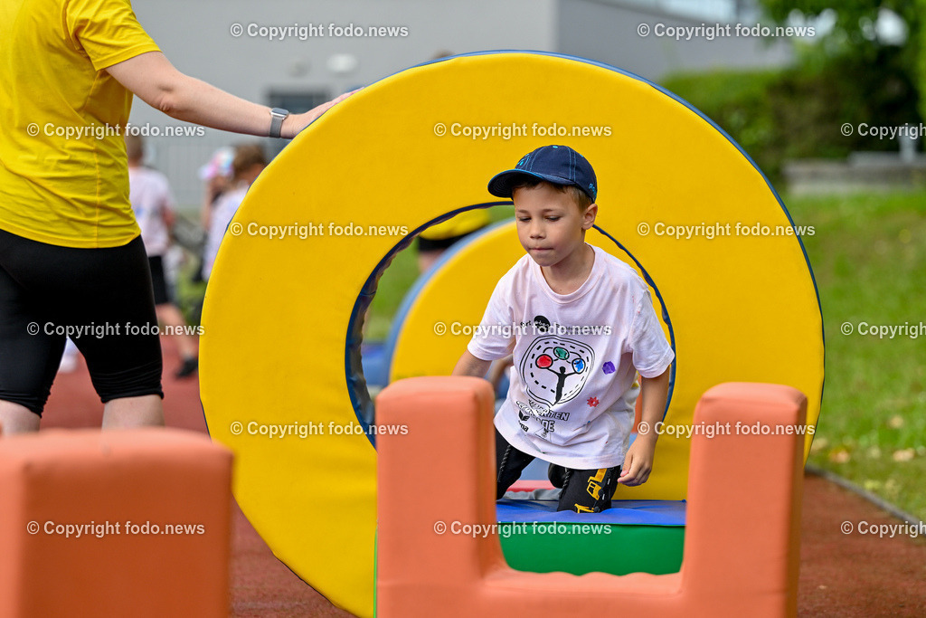 Kindergarten Olympiade 2024_ Stadion Traun_ 07.06.2024-90 | 07.06.2024, Stadion der Stadt Traun, AUT, Kindergarten Olympiade 2024, im Bild Kinder, Hindernis, Fussball, Laufen, Action