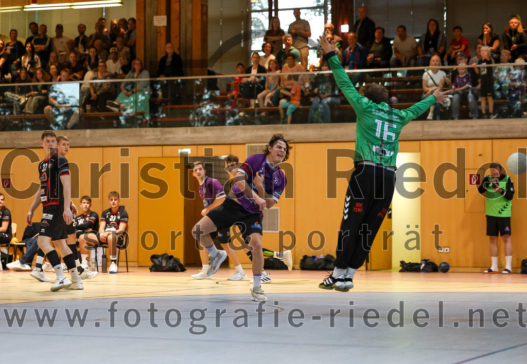 2024-09-21_073_SpVgg_Altenerding_gegen_TSV_1861_Mainburg | Erding, Deutschland, 21.09.2024:Handball, Bezirksoberliga Männer 2024 / 2025, 1. Spieltag, SpVgg Altenerding gegen TSV 1861 Mainburg, Endergebnis: 36:20Maximilian Seitz (TSV 1861 Mainburg, #33), Jabob Köhler (SpVgg Altenerding, #6), Torwart Michael Piele (TSV 1861 Mainburg, #16)Foto: Christian Riedel / fotografie-riedel.net