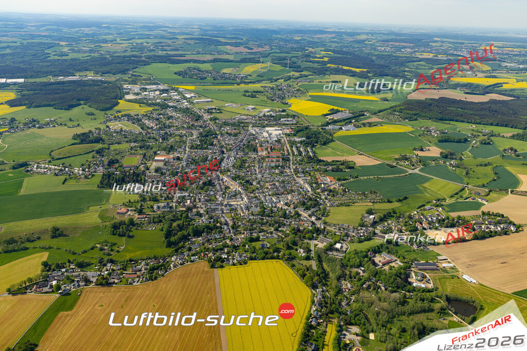 Das Luftbild der Stadt Treuen wurde 2022 vom Flugzeug heraus erstellt (keine Drohnen-Aufnahmen) Aufnahmehöhe ca.450 Meter- hohe Bildauflösung und Druck-Qualität. Garantiert!