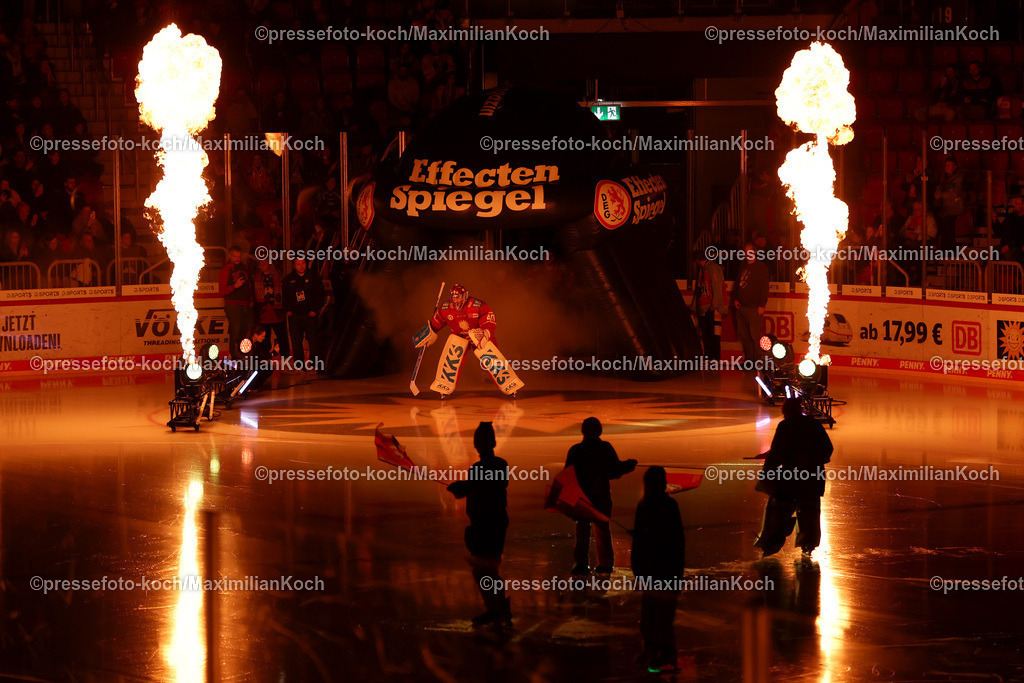 DEG06122401001 | 06.12.2024, Düsseldorf, Eishockey, Penny DEL, PSD-BANK Dome, Düsseldorfer EG - Löwen Frankfurt: Feature Einlaufshow die Mannschaft betritt das Spielfeld durch eine Feuershow Einlaufen