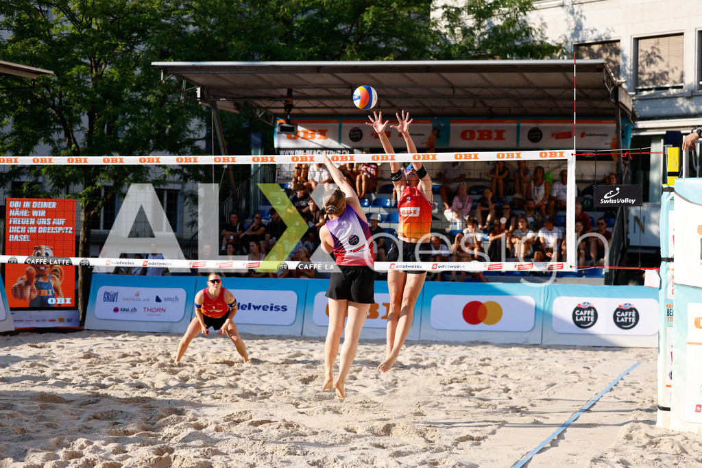 Obi BeachTour 2026 - Basel | BASEL, SWITZERLAND - JULY 17: JASMIN SCHWAB (SUI) attack / spike against LINDA ABBÜHL (SUI) block during the Obi BeachTour 2026 match between BOSSART / ABBÜHL (SUI) and KLUSER / SCHWAB (SUI) at Barfüsserplatz on July 17, 2026 in Basel, Switzerland. - Realisiert mit Pictrs.com