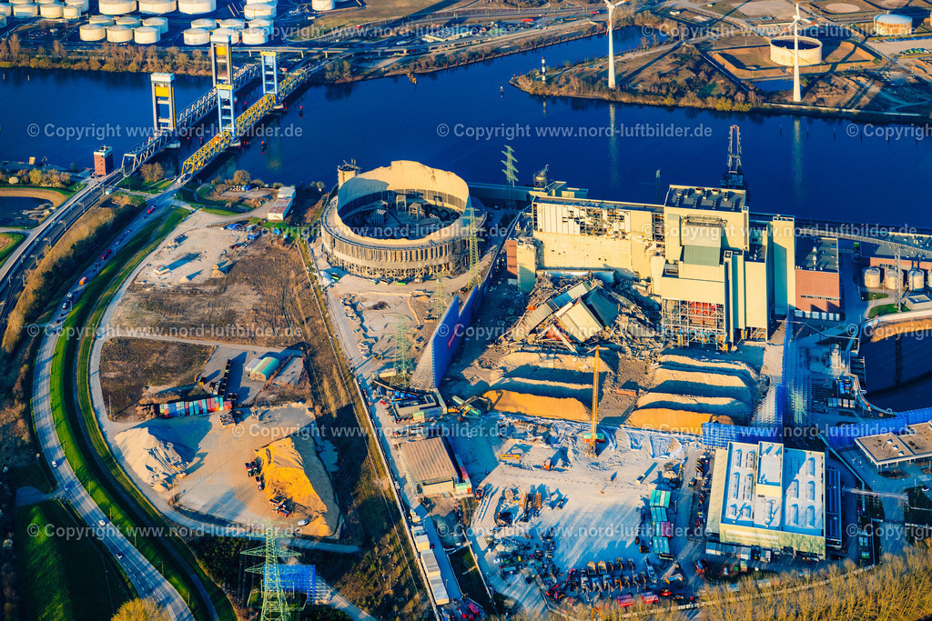 Hamburg_Moorburg_Kraftwerk_Abriss_ELS_2925280325 | HAMBURG 28.03.2025 Abrissarbeiten am den Kraftwerksanlagen des Heizkraftwerkes Vattenfall Tiefstack in Hamburg Moorburg, Deutschland. Weiterführende Informationen bei: Hagedorn Management GmbH,  Hamburger Energiewerke GmbH,  KMT Planungsgesellschaft mbH. // Demolition work on the power plant of the Vattenfall Tiefstack thermal power plant in Hamburg Moorburg, Germany. Further information at: Hagedorn Management GmbH,  Hamburger Energiewerke GmbH,  KMT Planungsgesellschaft mbH. Foto: Martin Elsen