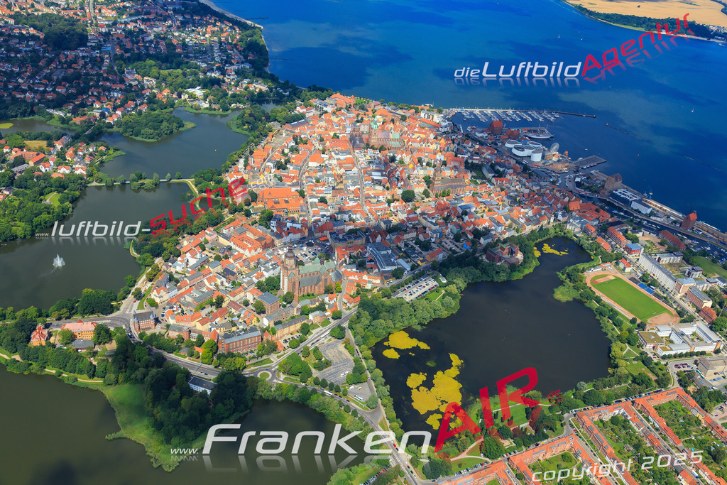 Luftbild von  Stralsund - Luftaufnahme wurde 2016 von https://frankenair.de mittels Flugzeug (keine Drohne) erstellt - die Geschenkidee