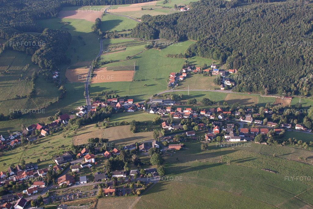Luftbild: Ortsansicht von Norden im Ortsteil Weiten-Gesäß in Michelstadt im Bundesland Hessen in Deutschland. Foto: IMG_52077.jpg vom 19.08.2012 durch Werner Riehm/FLY-FOTO.de