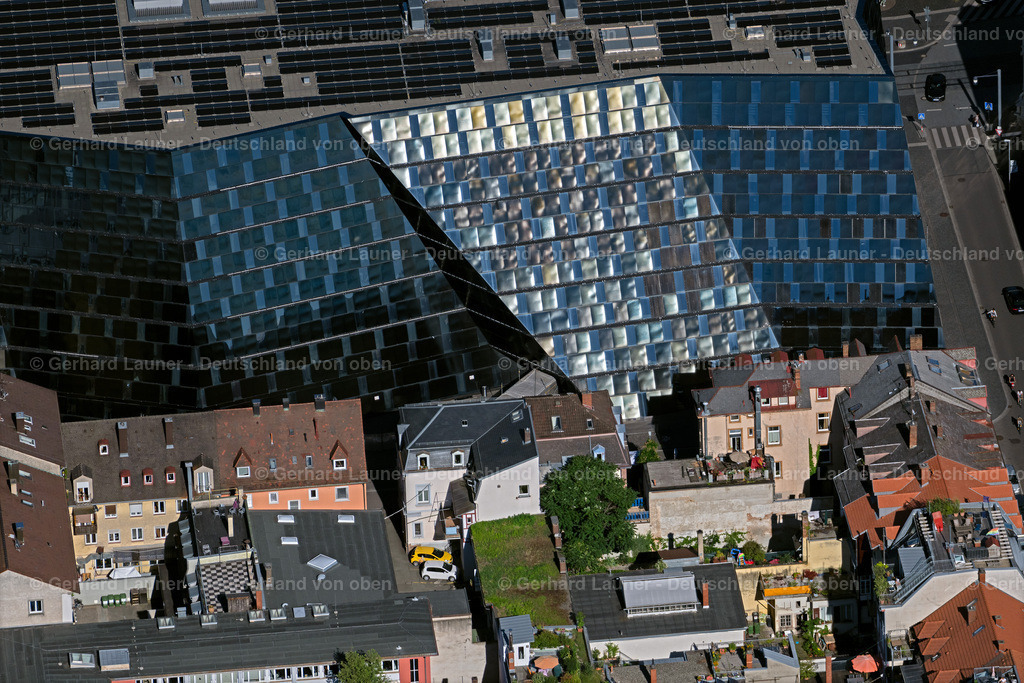 4034146 | FREIBURG IM BREISGAU 30.06.2020 Bibliotheks- Gebäude der Universitätsbibliothek Freiburg am Platz der Universität in Freiburg im Breisgau im Bundesland Baden-Württemberg, Deutschland. Weiterführende Informationen bei: Degelo Architekten BSASIA AG,  EGS-plan Ingenieurgesellschaft für Energie-, Gebäude- und Solartechnik mbH,  Landesbetrieb Vermögen und Bau Baden-Württemberg. // Library Building of Universitaetsbibliothek Freiburg on Platz of Universitaet in Freiburg im Breisgau in the state Baden-Wuerttemberg, Germany. Further information at: Degelo Architekten BSASIA AG,  EGS-plan Ingenieurgesellschaft fuer Energie-, Gebaeude- und Solartechnik mbH,  Landesbetrieb Vermoegen und Bau Baden-Wuerttemberg. Foto: Gerhard Launer