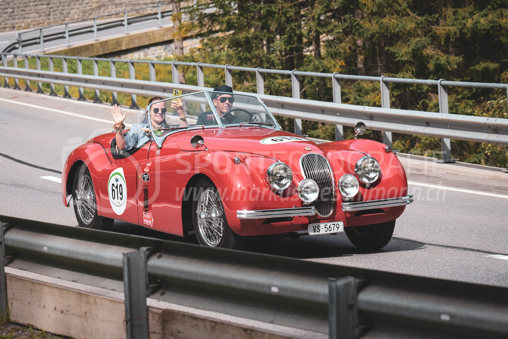 21. Arosa ClassicCar 2025 - 7. =September= 2025 | Michael Kalbermatter aus Zermatt (SUI) in einem Jaguar XK120 aus dem Jahre 1954 mit Startnummer 619 am Arosa ClassicCar 2025 in der Kategorie Demo..@arosaclassiccar, @arosa.official, #arosaclassiccar, #arosa, #76curves, #classiccarBild: Sportfotografie Markus Aeschimann | www.markus-aeschimann.ch - Realisiert mit Pictrs.com