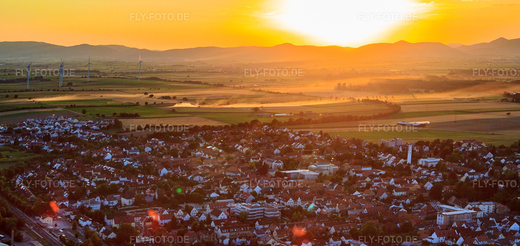 Luftbild: Sonnenuntergang über der Stadt in Kandel im Bundesland Rheinland-Pfalz in Deutschland. Foto: IMG_59154-Pano.jpg vom 04.08.2013 durch Werner Riehm/FLY-FOTO.deAuflösung des Originals: 6328 x 3006 px