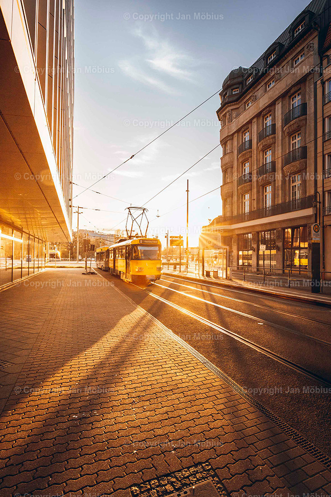 Wintergartenstraße | Die Wintergartenstraße in Leipzig liegt direkt am Hauptbahnhof und verbindet moderne City-Architektur mit Einkaufsmöglichkeiten, Gastronomie und urbanem Verkehrsknotenpunkt. - Realisiert mit Pictrs.com