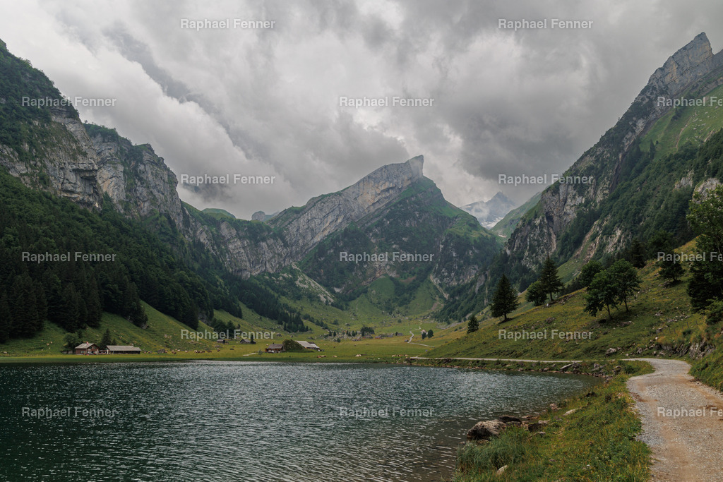 Seealpsee im Kanton Appenzell  | Erlebe eindrucksvolle Landschaftsfotografie aus dem Engadin und darüber hinaus. Raphael Fenner bietet zudem professionelle Fotoaufträge für Hochzeiten, Porträts und Unternehmen. Jetzt entdecken und inspirieren lassen!