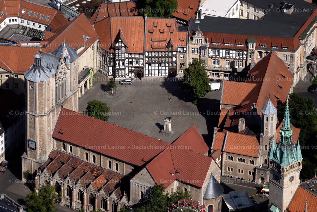 4035291 | BRAUNSCHWEIG 31.07.2020 Platz- Ensemble Burgplatz mit dem Museum Burg Dankwarderode und dem Braunschweiger Dom im Innenstadt- Zentrum in Braunschweig im Bundesland Niedersachsen, Deutschland. // Square- Ensemble Burgplatz with the museum Dankwarderode Castle and Braunschweig Cathedral in the city centre of Braunschweig in the federal state of Lower Saxony, Germany. Foto: Gerhard Launer