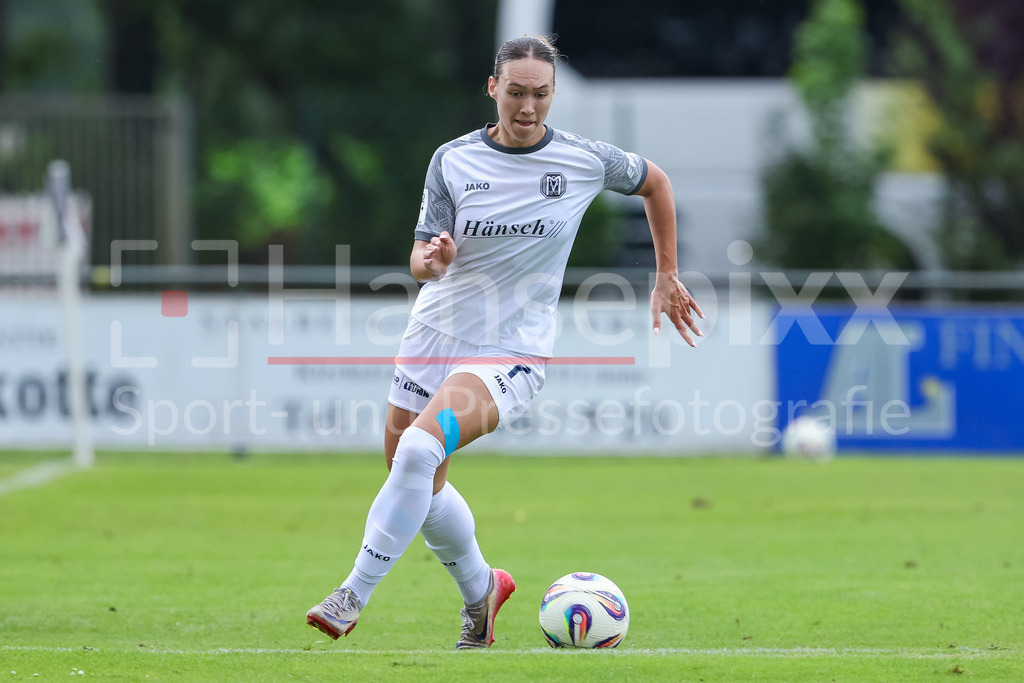 Fussball, Testspiel Frauen, SV Meppen - VfL Bochum | Lucy Karwatzki (SV Meppen, 7) am Ball, Freisteller, Einzelbild, Ganzkörper, Aktion, Action, Spielszene