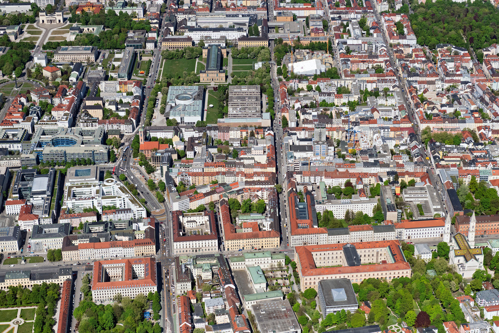 dr__0063029.jpg | MüNCHEN 29.04.2025 Innenstadtbereich im Stadtgebiet Maxvorstadt an der Gabelsbergerstraße in München im Bundesland Bayern, Deutschland. // Cityscape of the district Maxvorstadt on street Gabelsbergerstrasse in Munich in the state Bavaria, Germany. Foto: Daniel Reiter