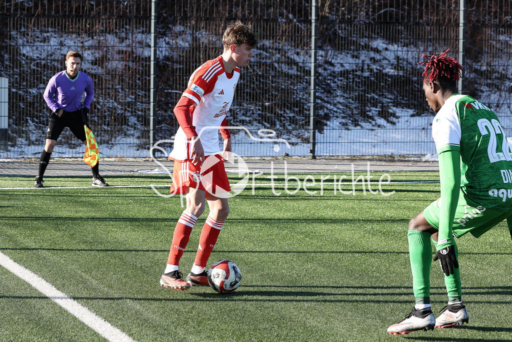 FC Bayern Amateure - SC Austria Lustenau | Jonathan JENSEN (FCB #49) im Duell mit DIABY (SCA #22) / Zweikampf
