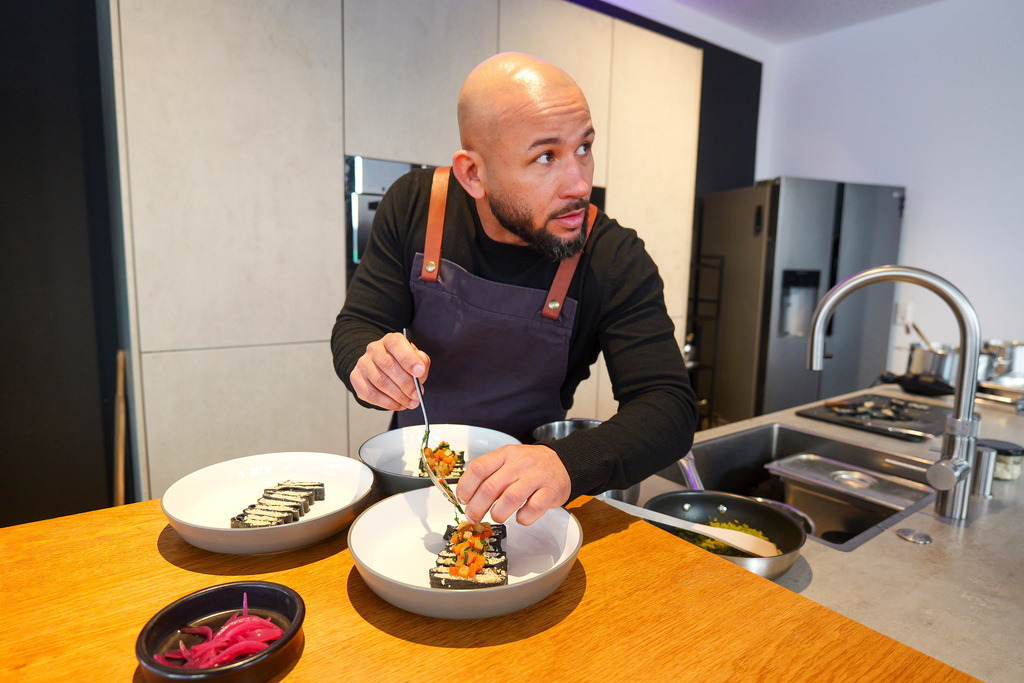 Taylor | Korntal Münchingen - Der Korntal-Münchinger Eventkoch Craig Taylor, bekannt als Finalist aus der TV-Serie The Taste, wuppt nebenher viele soziale Projekte. Seine Mission: Kindern und Jugendlichen gesunde Ernährung zeigen. Auch dabei : Boxing Coach Angelo Tanga der auch im Projekt mitmacht - Realisiert mit Pictrs.com