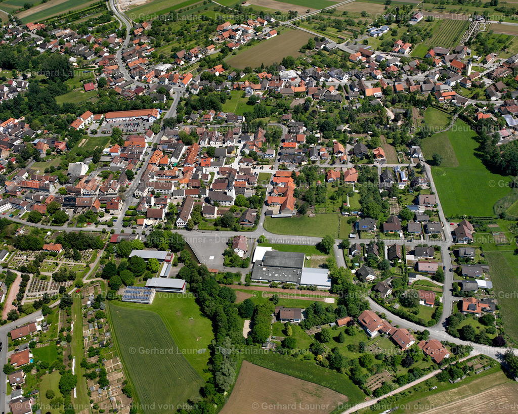 2626096 | LICHTENAU 09.06.2006 Ortsansicht am Rande von landwirtschaftlichen Feldern und Nutzflächen  in Lichtenau im Bundesland Baden-Württemberg, Deutschland // Village view on the edge of agricultural fields and land  in Lichtenau in the state Baden-Wuerttemberg, Germany Foto: Gerhard Launer