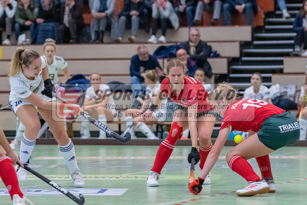 HK_20221126_101762-2 | 1. Bundesliga ( Halle ) Damen Crefelder HTC - Düsseldorfer HC am 27.11.2022 Crefelder HTC, Krefeld , Luca Scheuten ( Düsseldorfer HC #20 ) , Krings Lynn ( Crefelder HTC #19 )