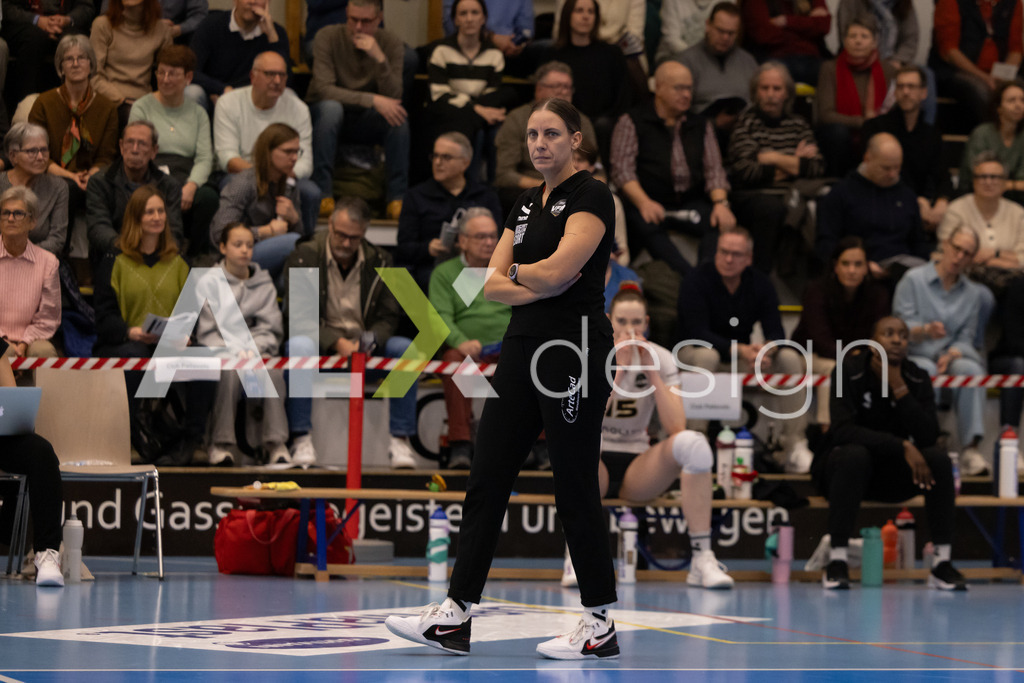 Volleyball I Frauen I Saison 2025-2026 I Volleyball NLA | Women I 1/4 Finals I VC Kanti Schaffhausen - BIWI Volleyball Franches-Montagnes I 21.02.2026 | Melanie Cina (CH) (BIWI VFM) – Head Coach - Realisiert mit Pictrs.com