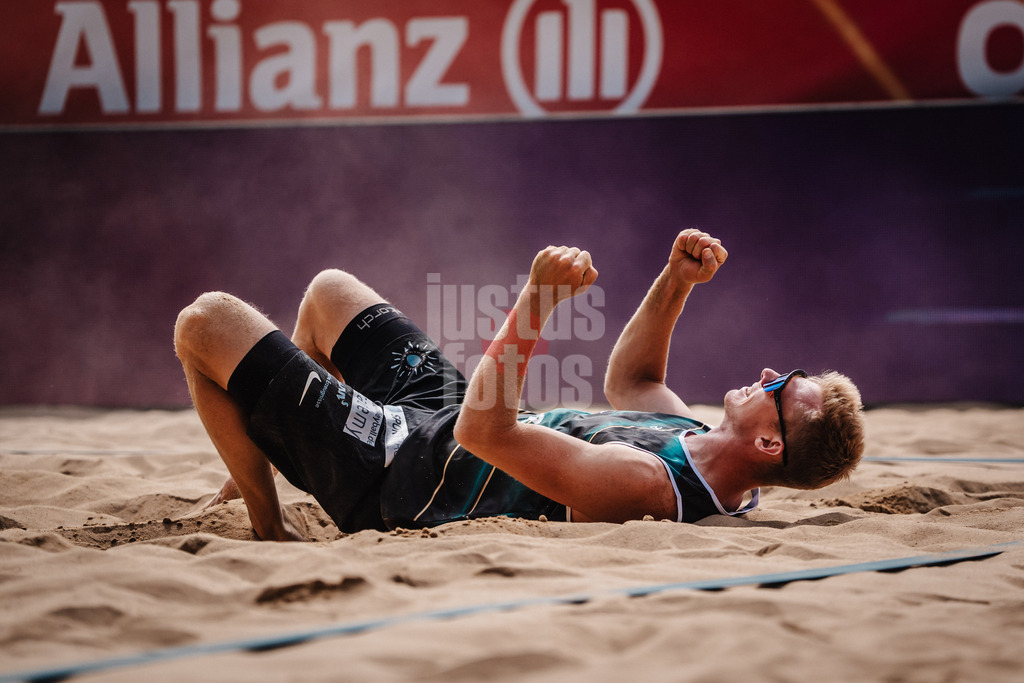 Beachvolleyball | Männer | Allianz German Beach Tour 2025 | Tourstop Düsseldorf | 18.05.2025 | Jonas Reinhardt jubelt auf dem Boden