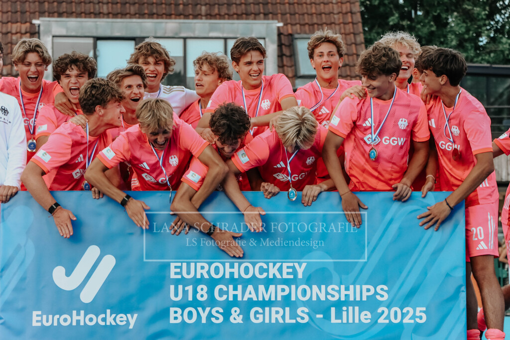 EM_MU18_F_GER-BEL_Lille_bearbeitet_Pokalbilder (21 von 137) | lanaschraderfotografie - Realisiert mit Pictrs.com