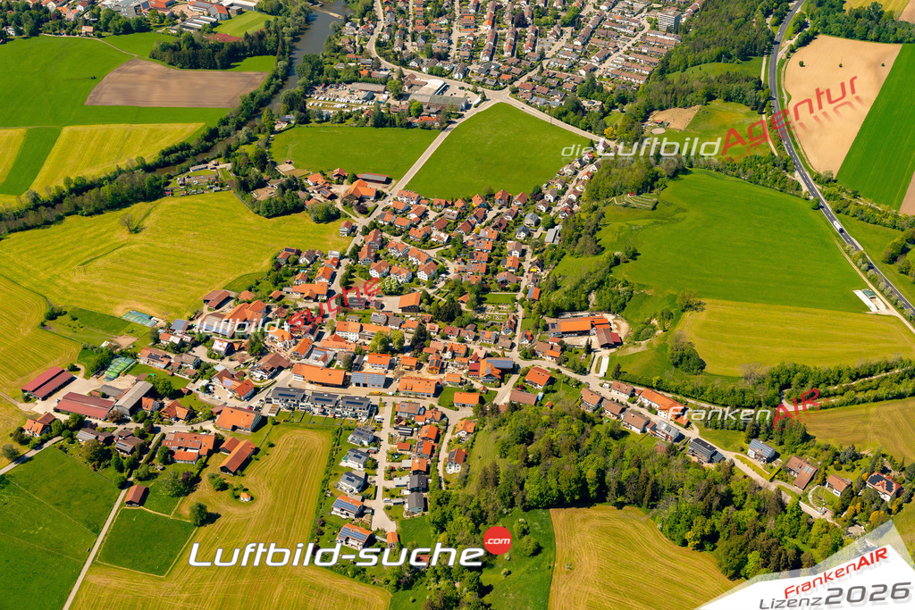 Das Luftbild zeigt : Hirschzell Kaufbeuren - Die Luftaufnahme wurde 2024 vom UL-Flugzeug aus erstellt ( keine Drohne ) - Hochauflösende Luftaufnahme - Für grossformatige Ausdrucke geeignet. Die Geschenkidee !Mit Lizenz und Bildrechte bestellbar