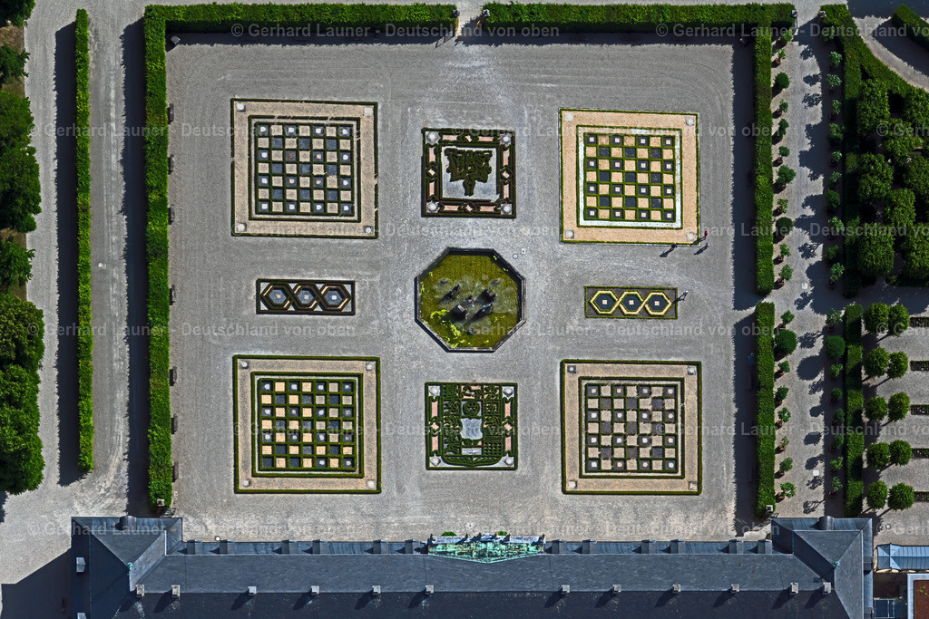 4030950 | HANNOVER 02.06.2020 Der Große Garten im Stadtteil Herrenhausen in Hannover im Bundesland Niedersachsen. Der Barockgarten an der Herrenhäuser Straße wurde im 17. Jahrhundert errichtet und besteht aus vielen Broderiemustern und der zentral gelegenen Glockenfontäne. // The big garden in the part of town of Herrenhausen in Hannover in the federal state Lower Saxony. The baroque garden in the mansions street was established in the 17th century and exists of many Broderie scrutinise and the centrally situated bell jet. Foto: Gerhard Launer