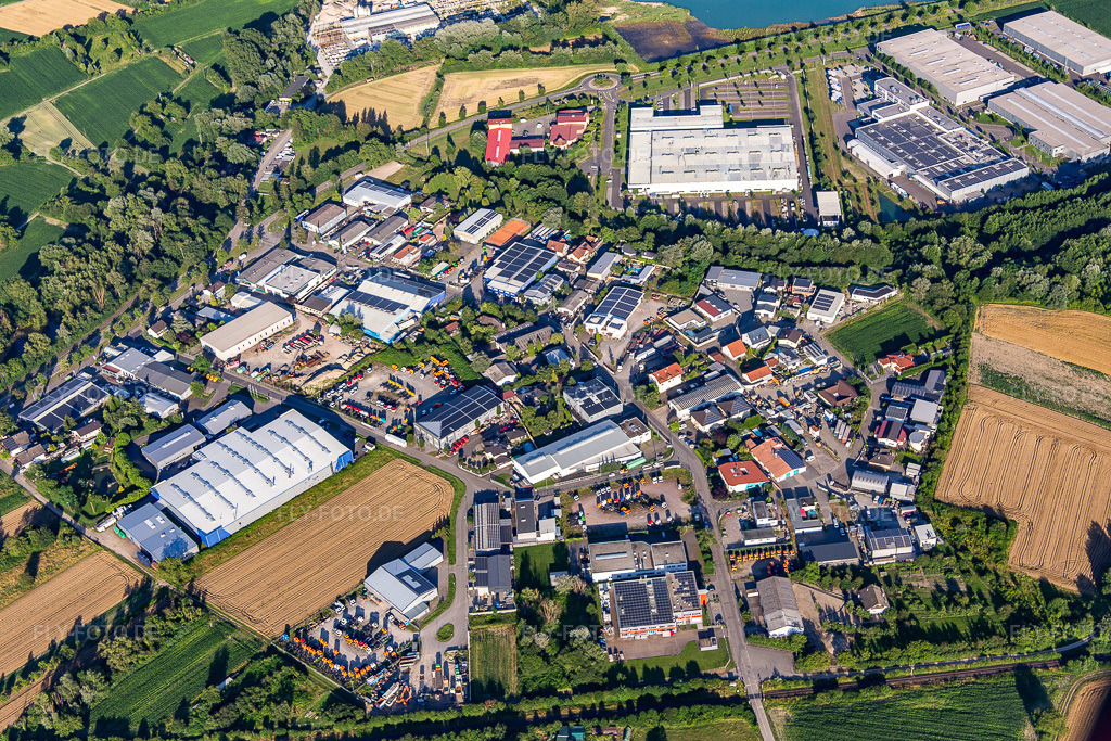 Luftbild: Industriestraße von Westen in Hagenbach im Bundesland Rheinland-Pfalz in Deutschland. Foto: IMG_141879.jpg vom 28.06.2024 durch Werner Riehm/FLY-FOTO.de