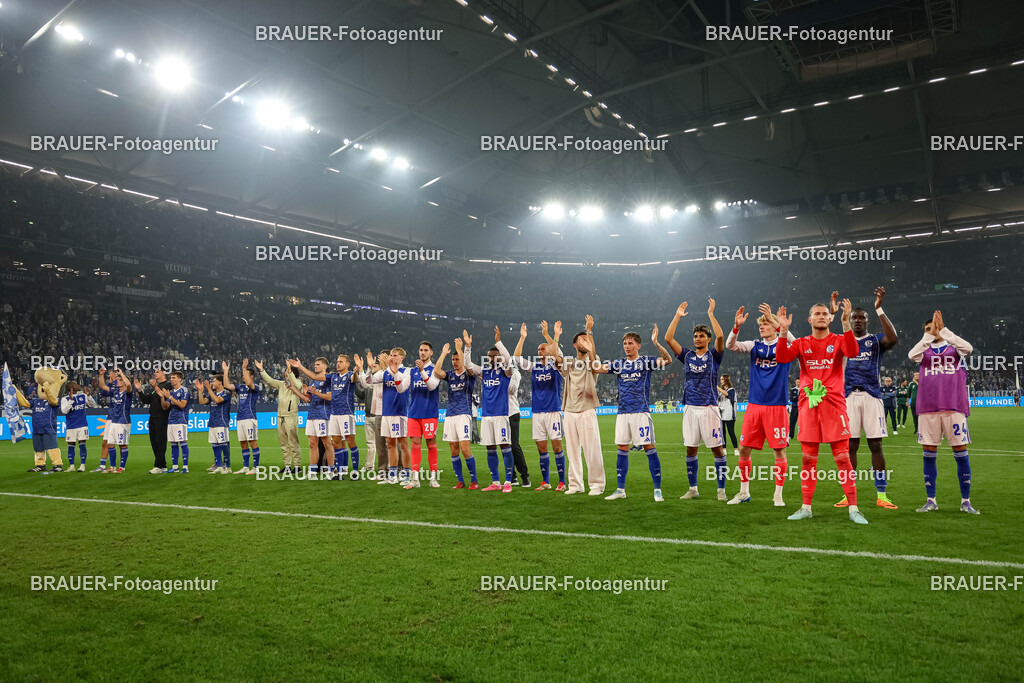 1_S04BER_20250801_4458.JPG -  - FC Schalke 04 - Hertha BSC Berlin - 2. Bundesliga | Gelsenkirchen, Deutschland, 01.08.25: Spieler von FC Schalke 04 feiern den Sieg waehrend des Spiels der 2. Bundesliga zwischen FC Schalke 04 - Hertha BSC Berlin in der Veltins-Arena am 01. August 2025 in Gelsenkirchen, Deutschland. (Foto von Stefan Brauer/Brauer-Fotoagentur)DFB/DFL REGULATIONS PROHIBIT ANY USE OF PHOTOGRAPHS AS IMAGE SEQUENCES AND/OR QUASI-VIDEO.