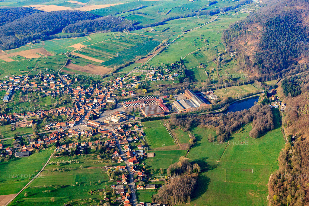 Luftbild: Ortsansicht von Nordosten in Zinswiller im Bundesland Bas-Rhin in Frankreich. – Foto: IMG_63729.jpg vom 30.03.2014 durch Werner Riehm/FLY-FOTO.de – Auflösung des Originals: 4752 x 3168 px