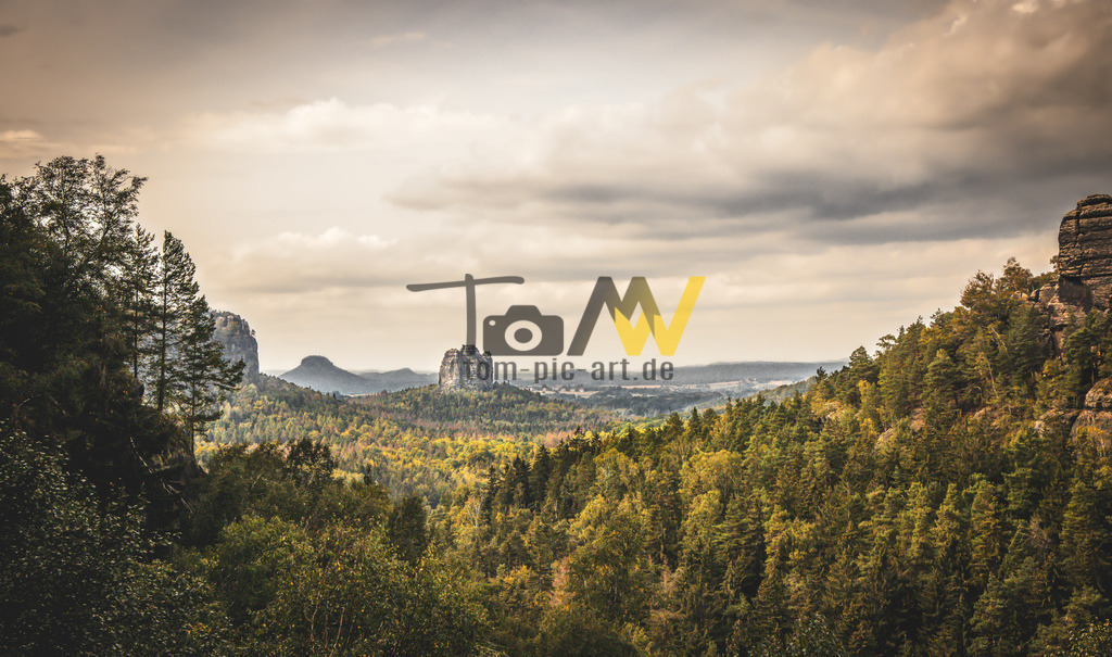 Hügeliges Fels-Panorama in der sächsischen Schweiz am Malerweg | Eine einzigartige Panoramaaufnahme der Felsstrukturen in der sächsischen Schweiz. Der schöne Farbton des Elbstandsteines harmoniert perfekt mit den gelbgrünen Farbton der Mischwälder. - Realisiert mit Pictrs.com