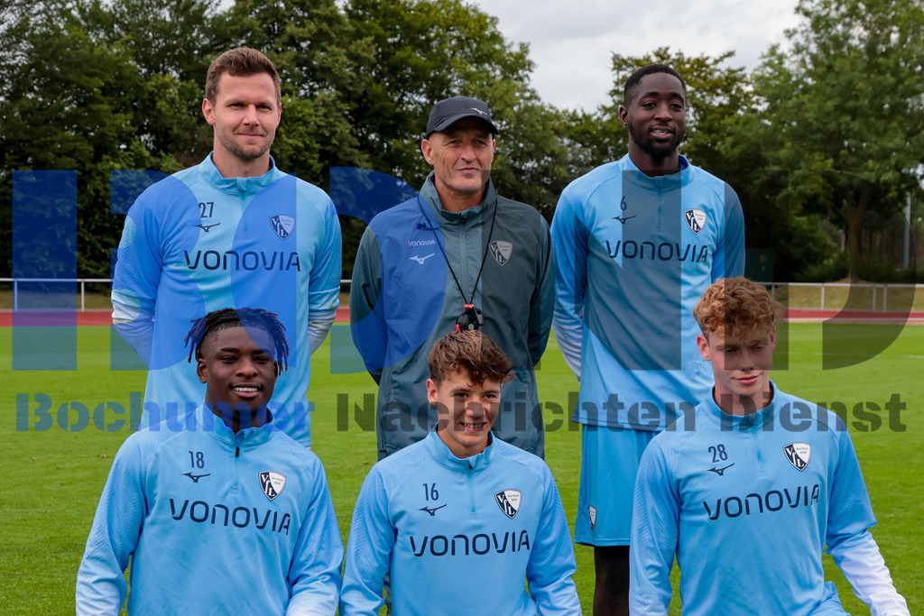 1. Fussball Bundesliga:  Trainingsauftakt VfL Bochum 1848 {date} -  | {headline}(Foto: Sebastian Sendlak / BOND)DFL regulations prohibit any use of photographs as image sequences and/or quasi-videos. - Realisiert mit Pictrs.com