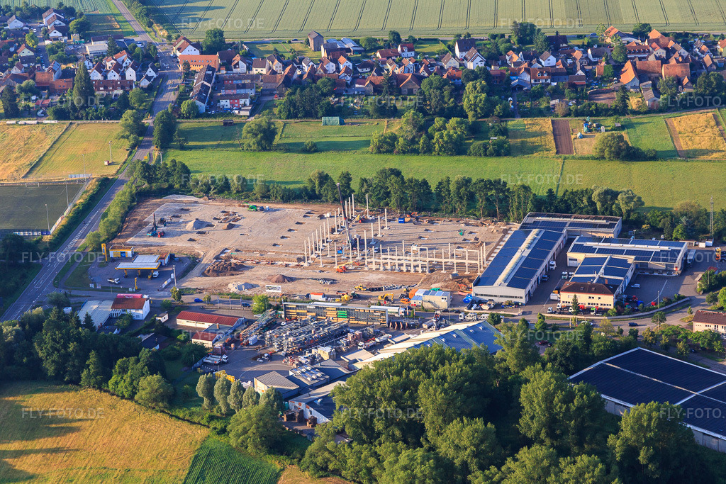 Luftbild: Baustelle des neuen Logistikpark der HANSAINVEST und DFI-Real-Estate Kandel nach Abriss des OBI-Markts im Ortsteil Minderslachen in Kandel im Bundesland Rheinland-Pfalz in Deutschland. – Foto: IMG_148348.jpg vom 17.06.2025 durch Werner Riehm/FLY-FOTO.de – Auflösung des Originals: 5472 x 3648 px – Entdecke HANSAINVEST | Kapital-verwaltungs-gesellschaft: Hansainvest – DFI Real Estate - Driving Future Innovation