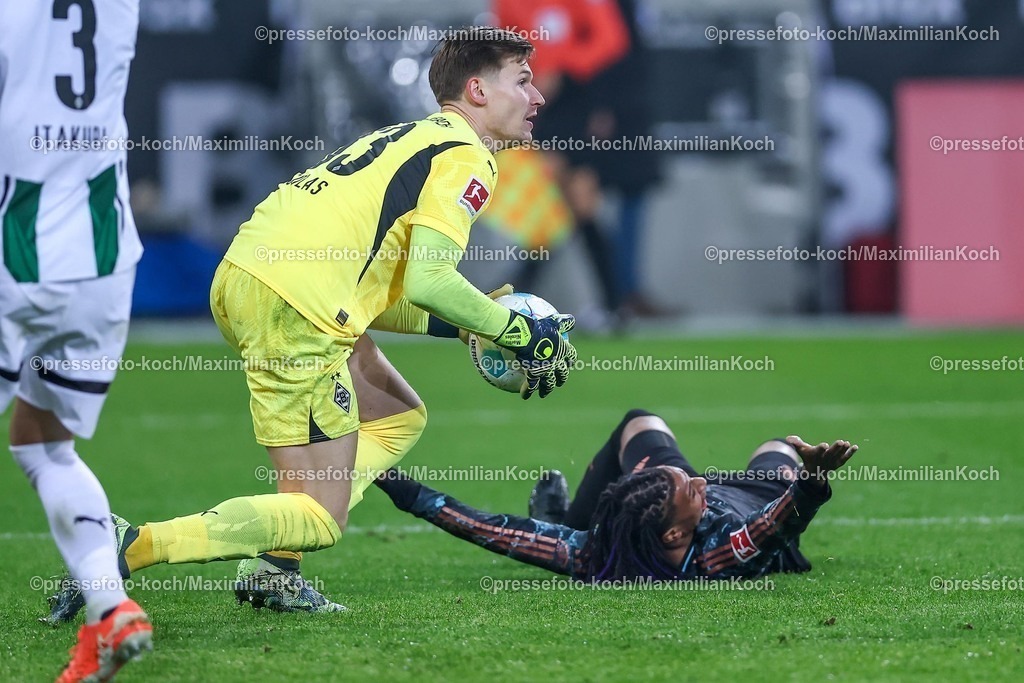 BMG11012501077 | 11.01.2025, Fußball, Borussia Mönchengladbach - FC Bayern München, 1. Fußball Bundesliga, Borussia-Park, Saison 2024 2025: Torwart Moritz Nicolas (Mönchengl. #33) DFB regulations prohibit any use of photographs as image sequences and or quasi-video.