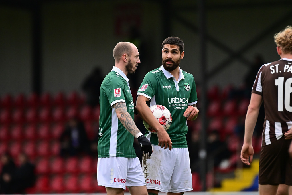 Fußball I Herren I Saison 2025-2026 I Regionalliga Nord I 21. Spieltag I FC St. Pauli II - VfB Lübeck | Marvin Thiel (13, VfB Lübeck) Mikail Polat (8, VfB Lübeck) - Realisiert mit Pictrs.com