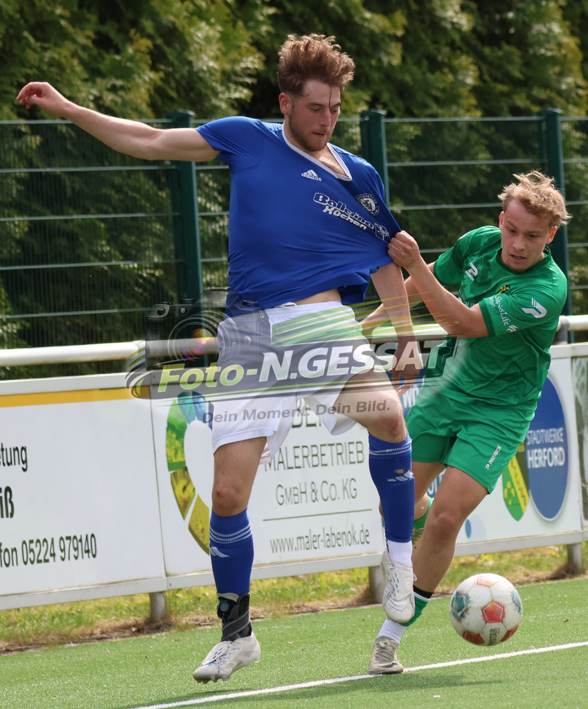 SC Enger - TuS Bruchmühlen | Auf dem Bild zu sehen: grün SC Enger: Alexander Geiger ; blau TuS Bruchmühlen: Moritz BergSC Enger, TuS Bruchmühlen, Saison 25/26, Kreisliga A, Enger, Deutschland - Realisiert mit Pictrs.com