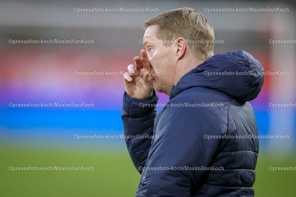 RWE06012401055 | 06.01.2024, Essen, Fußball, Herren, Stadion an der Hafenstraße, Testspiel, Rot-Weiss Essen – 1. FC Köln:  Cheftrainer Timo Schultz (1.FC Köln) steht gestikulierend an der Seitenlinie. 
DFB regulations prohibit any use of photographs as image sequences and or quasi-video.