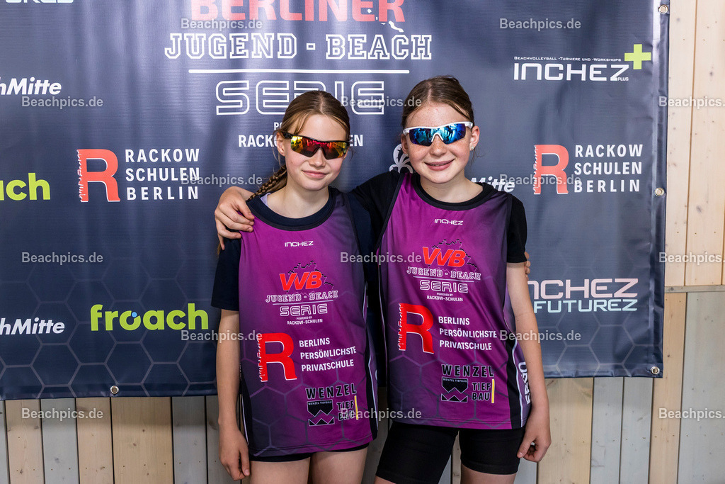 2025-200076203-Jugend-Beach-Serie-Fotobox | Pinar Atalay, Bundeskanzler Friedrich Merz 31.05.2025; Berlin Foto: Gerold Rebsch - www.beachpics.de