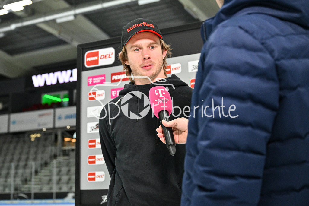 Augsburger Panther - Fischtown Pinguins | beim Interview von Magentasport Ziga JEGLIC (Fischtown Pinguins 13) / Freisteller / Einzelfoto / DEL: Augsburger Panther - Fischtown Pinguins, Curt Frenzel Stadion am 08.01.2025