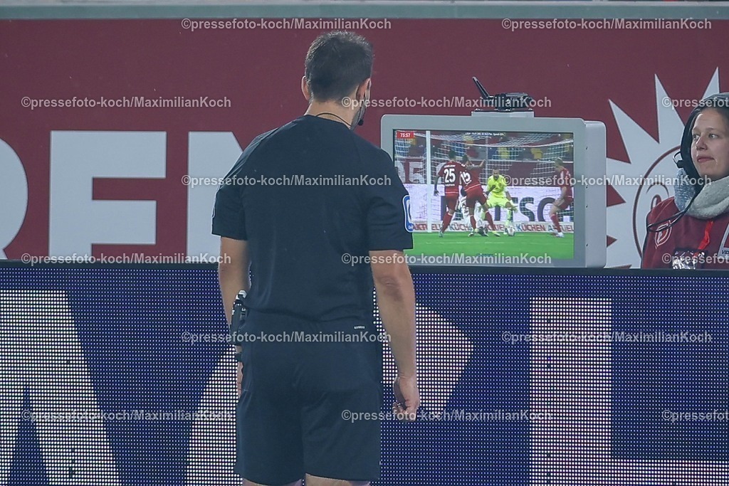 F9503102501157 | 03.10.2025, Fußball, Fortuna Düsseldorf - 1.FC Nürnberg, 2. Fußball Bundesliga, Merkur Spiel-Arena, Saison 2025 2026: Schiedsrichter Wolfgang Haslberger überprüft Videoassist VAR DFB regulations prohibit any use of photographs as image sequences and or quasi-video.