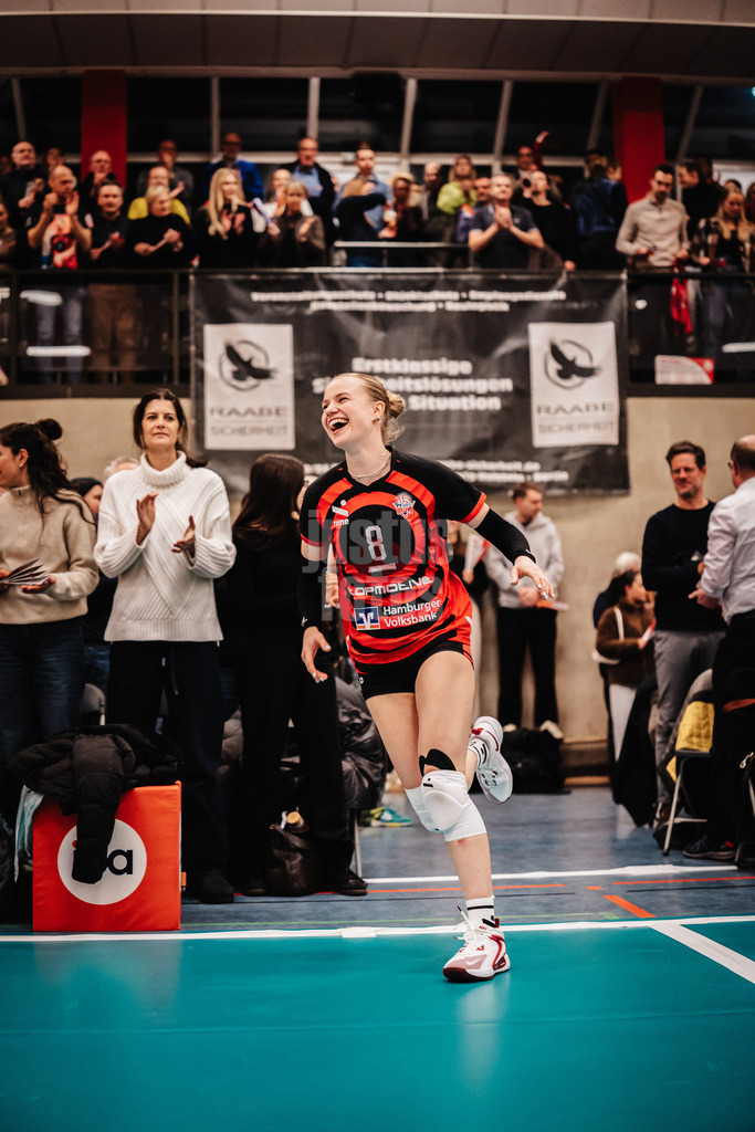 Volleyball | Frauen | Saison 2025/2026 | Volleyball Bundesliga | ETV Hamburger Volksbank Volleys vs. USC Münster | 22.01.2026 | Zoe Konjer (#8, ETV Hamburger Volksbank Volleys) läuft in die Halle ein