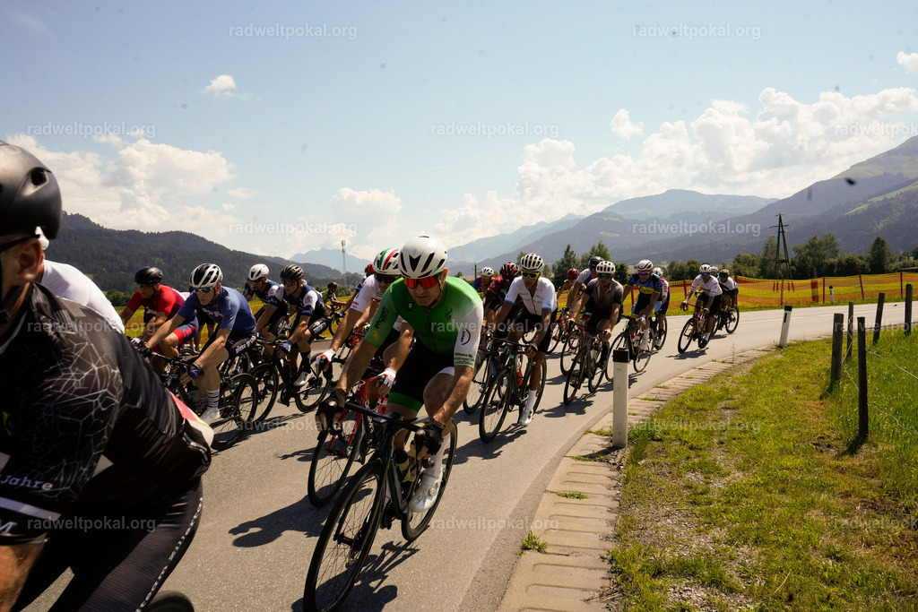 283_20230817_Bewerb_Maenner_Muehlanger | AUT - OESTERREICH, 2023-08-16: SPORT RENNRAD-FAHREN - 55. INTERNATIONALER RADWELTPOKAL IN ST. JOHANN IN TIROL  - Vintage-Radrennen mit WM-Bronze-Medaillen-Siegerin Christina Schweinberger, den Teilnehmer und Alexander Baumann (vom Orginastions-Team) - TAG 2 BEWERB MAENNER IN SECHS GRUPPEN  ; Foto: Roland Muehlanger