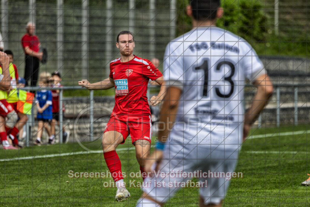 20250831_152210_0402-Bearbeitet | #,TSG Salach (weiß) vs. SV Ebersbach (rot), Fußball, Bezirksliga - Bezirk Neckar/Fils, 02. Spieltag, Saison 2025/2026, Rasensportplatz, Staufenecker Straße, 73084 Salach, 31.08.2025 - 15:00 Uhr,Foto: PhotoPeet-Sportfotografie/Peter Harich