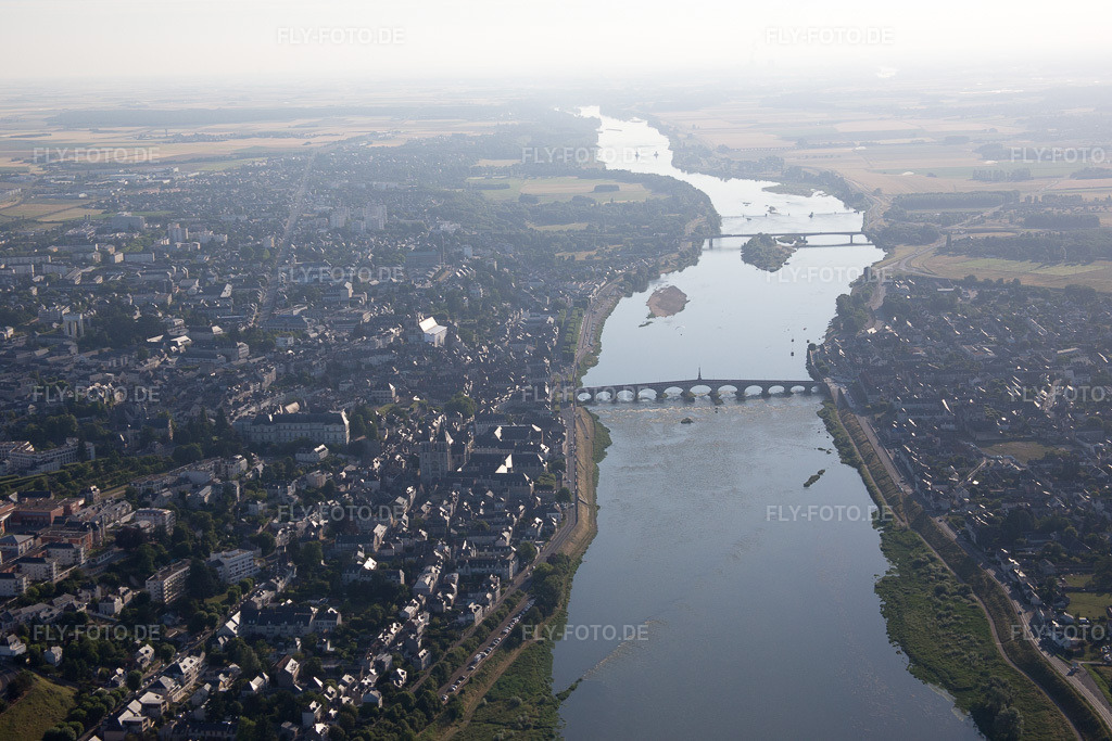 Luftbild: Ortsansicht in Blois im Bundesland Loir-et-Cher in Frankreich. Foto: IMG_082033.jpg vom 20.06.2015 durch Werner Riehm/FLY-FOTO.de